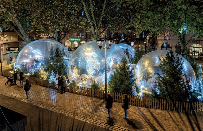 Photo d’ensemble des bulles géantes translucides, place Louis-XII, de nuit, entourées de décorations.