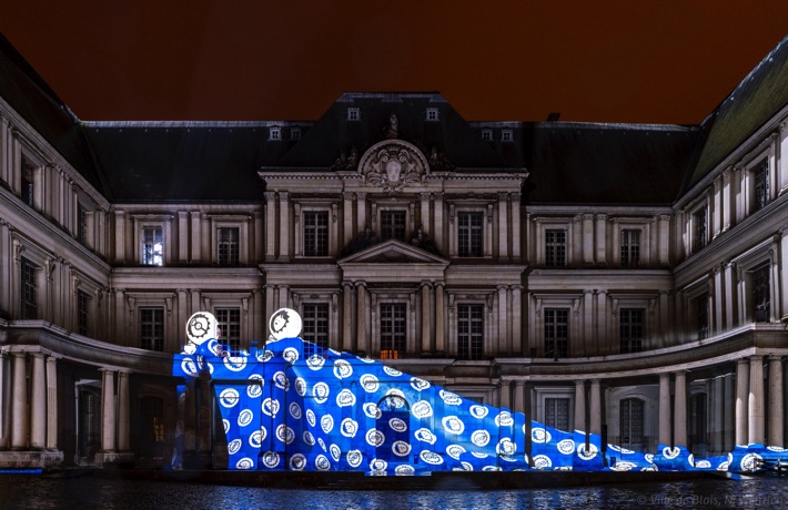 Projection des Anooki sur la façade intérieure François-1er du Château. La projection donne l’illusion que les Anooki tirent un immense tissu bleu qui recouvrait la façade.