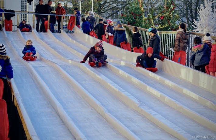 Des enfants dévalent les pistes sur une luge pendant le festival Des Lyres d’hiver.