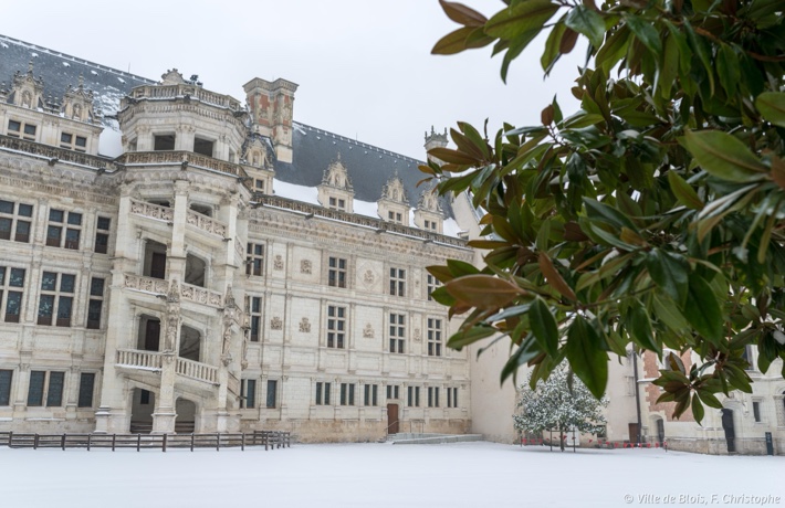 La neige recouvre la cour intérieure du Château royal.