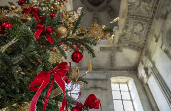 Sapin de Noël décoré dans l’escalier de l’aile Gaston d’Orléans du Château royal.