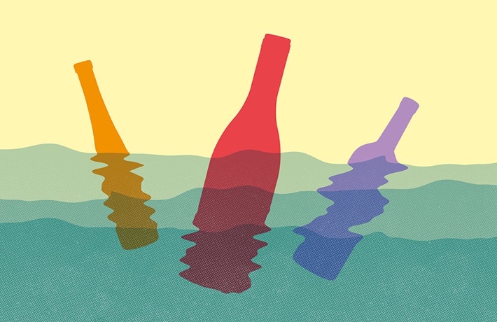 Illustration de trois bouteilles de couleurs différentes flottant dans l’eau.
