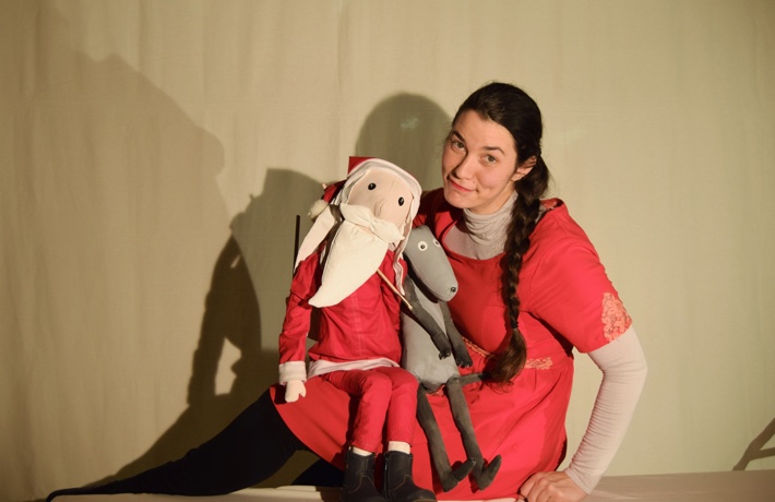 Nathalie de la compagnie L’Intruse tient deux marionnettes, don’t l’une du Père Noël et l’autre d’un animal.