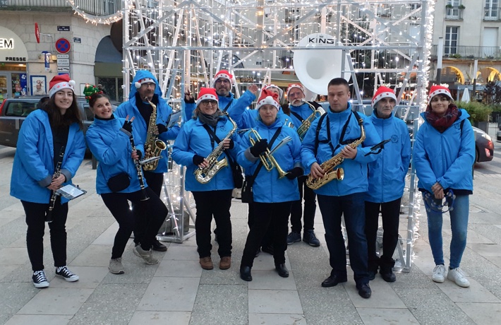 L’orchestre de la Band’annonce prend la pose, avec des manteaux bleu pour toutes et tous.