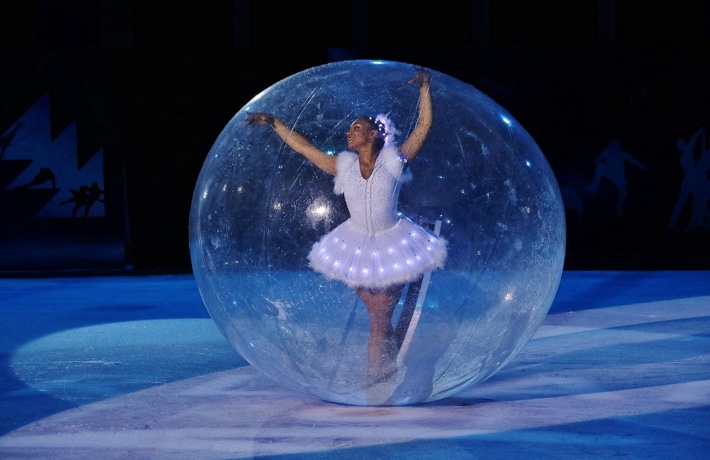 Une danseuse à la robe lumineuse danse dans une immense bulle pour la faire avancer.