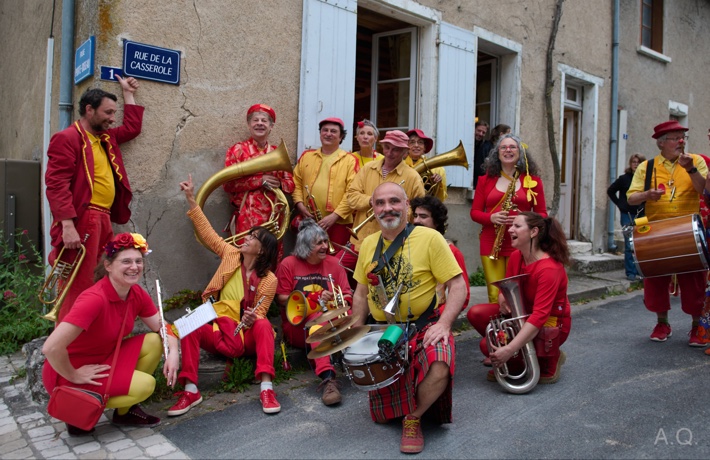 L’orchestre de la Casserole prend la pose avec ses instruments.