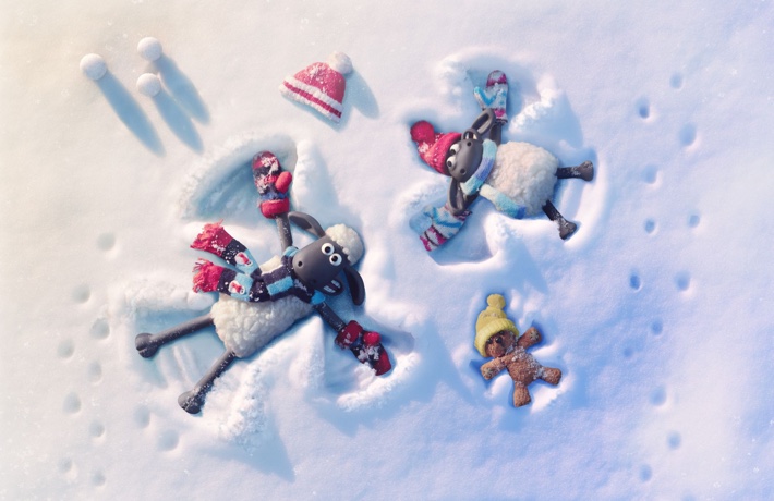 Extrait du film Shaun le mouton : Shaun et Timmy et son nounours sont allongés dans la neige et agitent leurs pieds et leurs mains contre la neige.