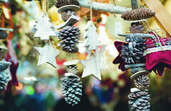Pommes de pin et autres décorations en bois suspendues.