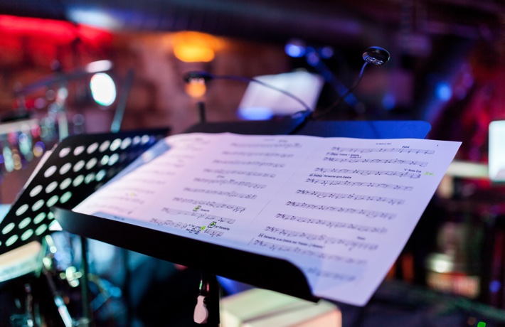 Un pupitre avec une partition de musique.