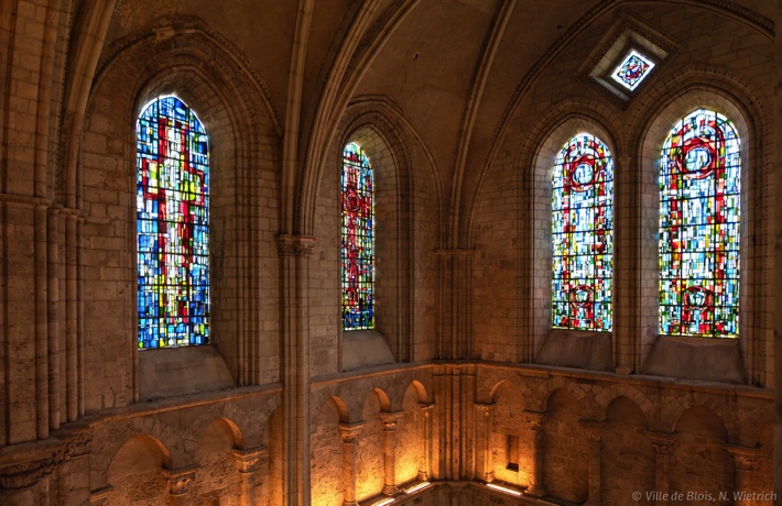 Vitraux dans les hauteurs intérieures de l’église Saint-Nicolas.