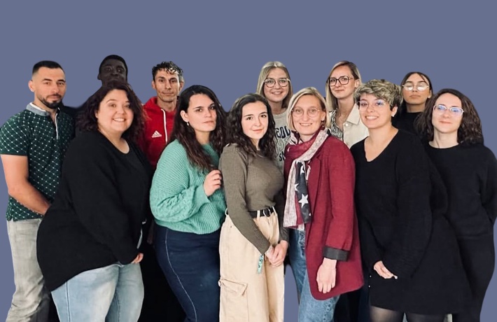 Les 12 membres de la chorale Street Gospel posent pour une photo de groupe.