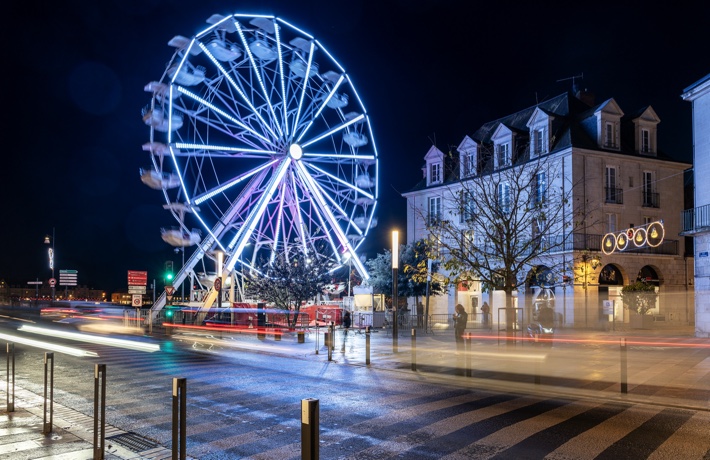 Grande roue illuminée de nuit.