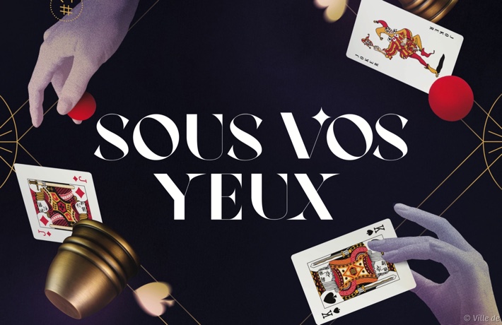 Affiche de l’évènement Sous vos yeux. Deux mains sortent respectivement du bas et du haut de l’image, tiennent ou s’approche de cartes de jeu.