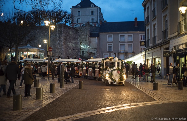 Au milieu des passants place Louis 12, le petit train se fraye un chemin.