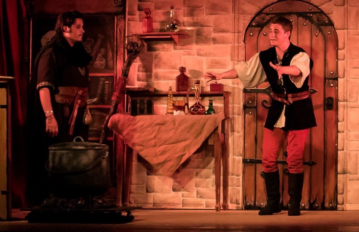 Extrait du spectacle : Balranar et Dalwin échangent avec 3 enfants sur le bord de la scène.