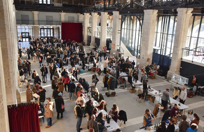 La foule arpente les allées du salon dans la halle aux grians.