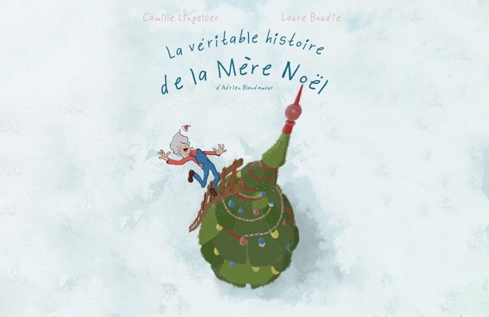 Illustration de la pièce : un sapin de Noël dessiné depuis une perspective du dessus. Une personne aux longs cheveux gris et en salopette, tombe d'une immense échelle, en direction du sol enneigé. Son bonnet de Noël est déjà loin. Texte au-dessus : la véritable histoire de la Mère Noël, d'adrien Blandamour. Camille Lingelser, Laure Boudie.