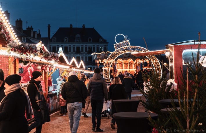 La foule arpente les allées du village de Noël.
