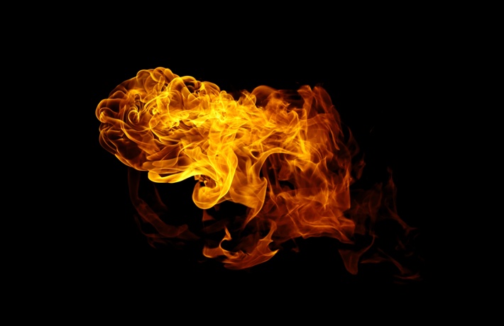 Une boule de feu orangée sur fond noir.